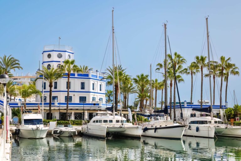 Hafen mit Booten von Estepona an der Costa del Sol