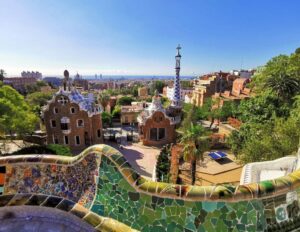 Barcelona mit Gebäuden vom Künstler Antoni Gaudi im Vordergrund und das Mittelmeer am Horizont